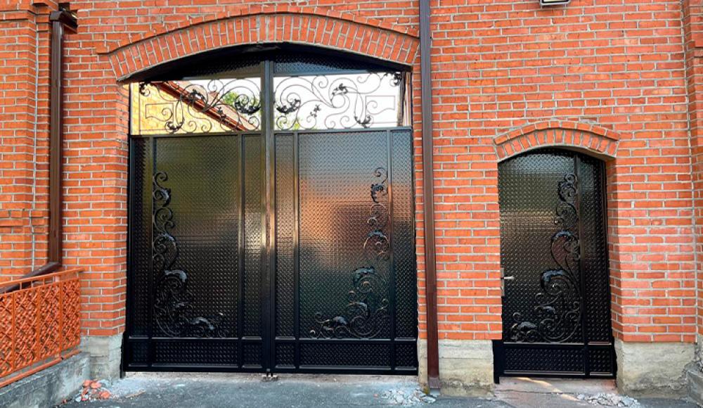 ИЗГОТОВЛЕНИЕ ВОРОТ, ПЕРИЛ, НАВЕСОВ, КОЗЫРЬКОВ