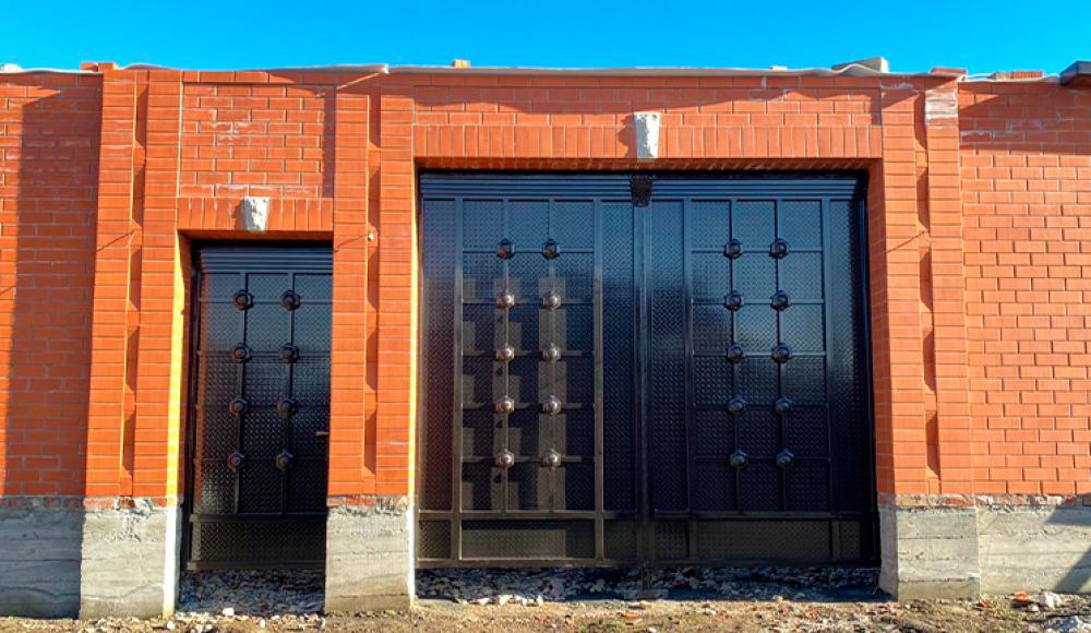 ИЗГОТОВЛЕНИЕ ВОРОТ, ПЕРИЛ, НАВЕСОВ, КОЗЫРЬКОВ